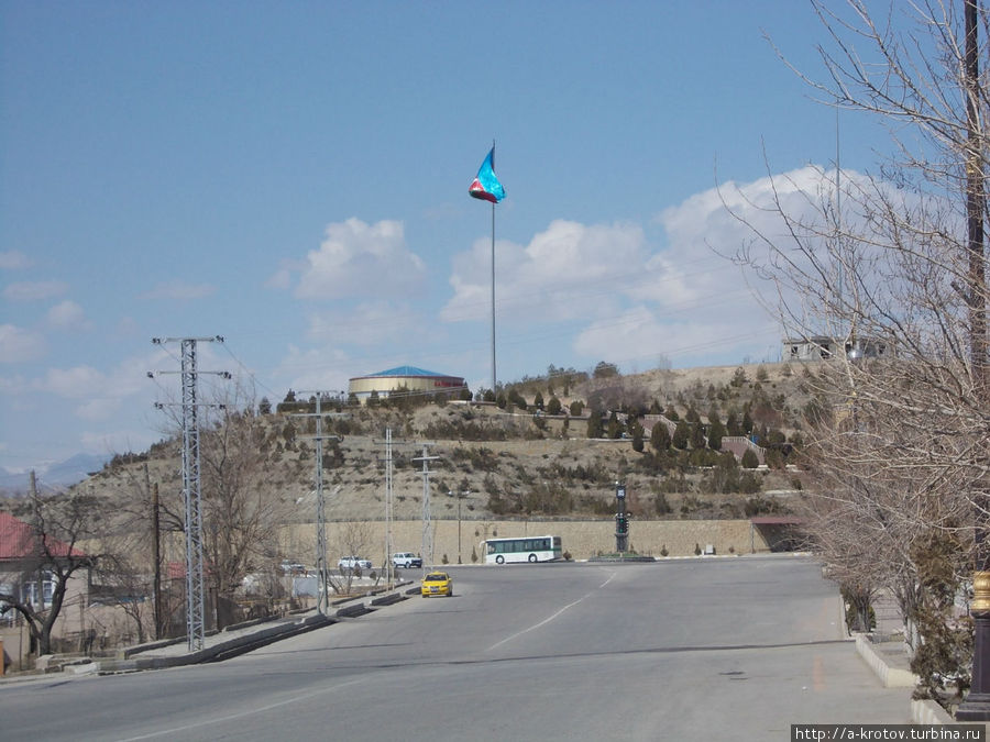 Нахичевань поначалу напоминает какое-то среднеазиатское село. Но с большим флагом Нахичевань, Азербайджан
