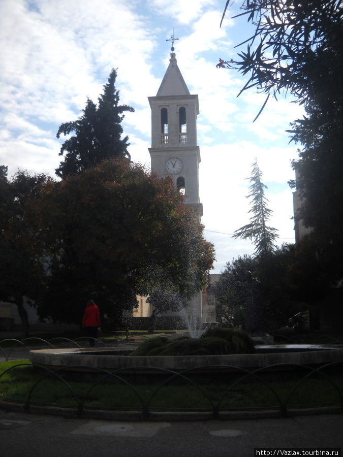 Вид на церковь из парка Шибеник, Хорватия