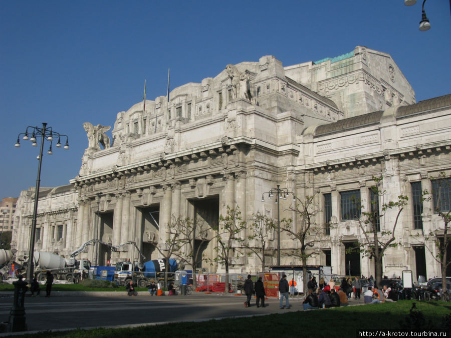 Главный вокзал, построенный в стиле огромницизма Милан, Италия