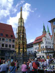 Schöner Brunnen (Красивый или прекрасный фонтан) на Haupmarkt главной торговой площади города