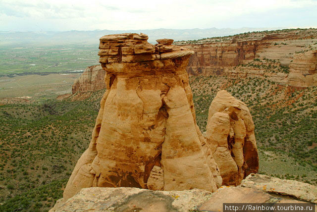 Это скала и есть  главная часть заповедника Национальный монумент Колорадо. Штат Колорадо, CША