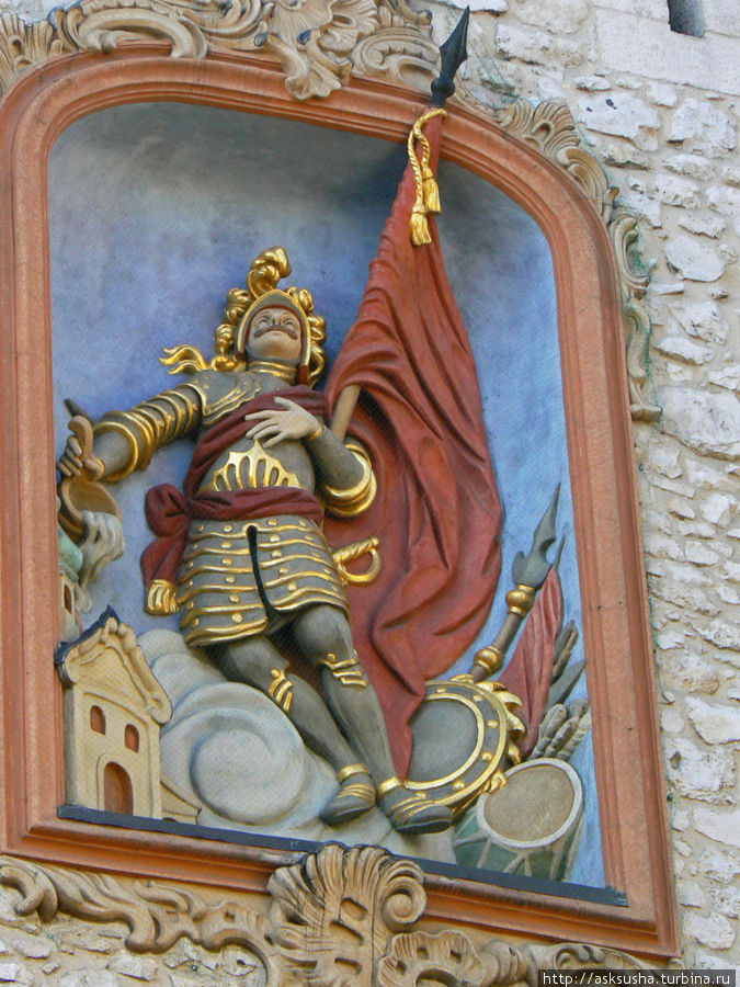 На фасаде Флорианской башни со стороны Флорианской улицы установлен барельеф св.Флориана. Св.Флориан считается покровителем города, а также хранителем от пожаров. Краков, Польша