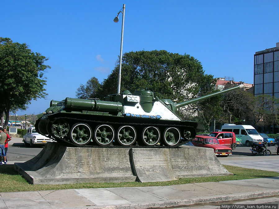 Орудие победы Революции в мемриале Гранма в Гаване Куба