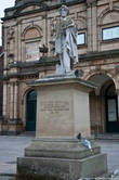 Памятник самому известному художнику Йорка — William Etty RA перед входом в галерею (никогда про такого не слышал).
