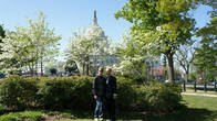 Торжественый, фасадный вид на Вашингтона знаком всем. Давайте посмотрим чуть с боку, через цветущие деревья