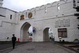 Вход в Кремль охраняется бдительными сотрудниками правоохранительных органов