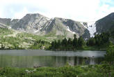 Каракольские озера — удивительно красивое место, сочетающее горы, воду, кедровую тайгу и снег круглый год.