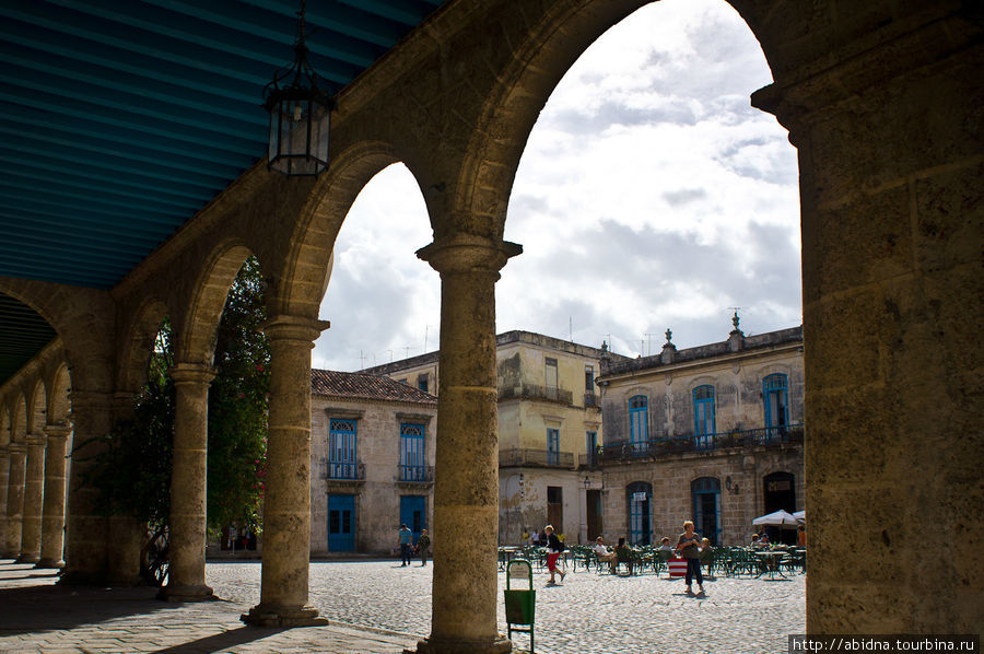 Четвертая площадь — Кафедральная. Здесь расположен главный католический собор страны. Гавана, Куба Четвертая площадь — Кафедральная. Здесь расположен главный католический собор страны. Гавана, Куба