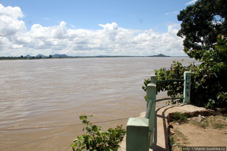 Набережная реки Чиндван в Мониве Монива, Мьянма