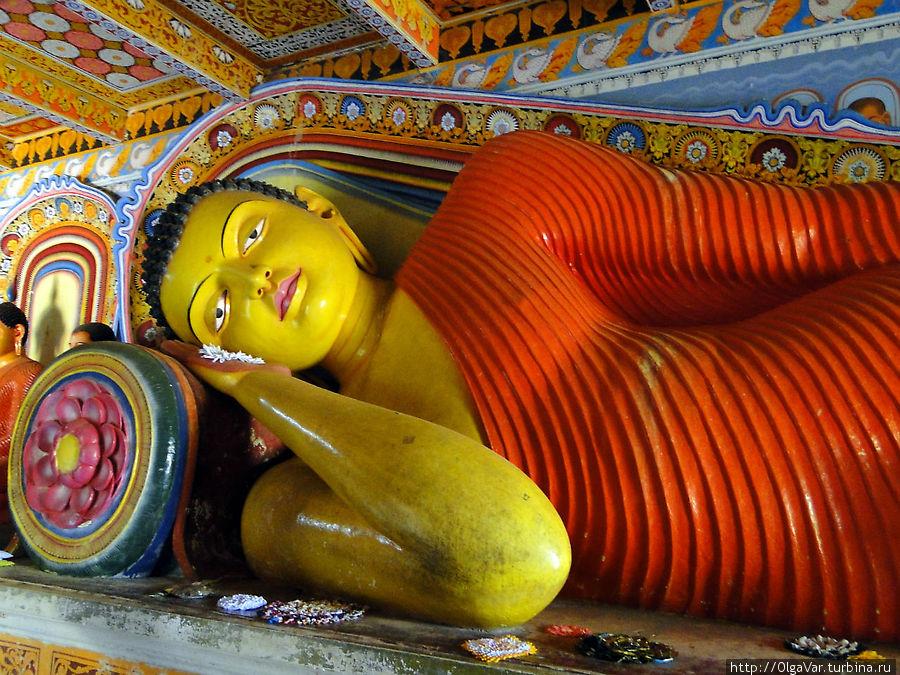 В самом храме всё как обычно — на самом видном месте лежащий в задумчивости большой Будда... Анурадхапура, Шри-Ланка