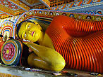 В самом храме всё как обычно — на самом видном месте лежащий в задумчивости большой Будда...