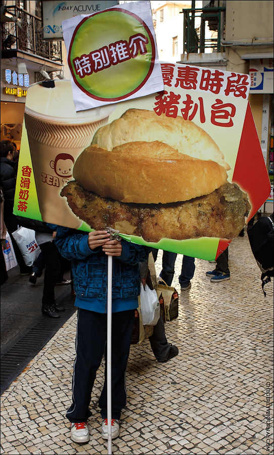 А вот это невероятно вкусная и дешевая котлета продаётся только в одном месте, и очередь за этим бутером всегда огромна. А вот это невероятно вкусная и дешевая котлета продаётся только в одном месте, и очередь за этим бутером всегда огромна.