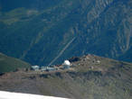 Недалеко, справа и чуть ниже видна Обсерватория Пик Терскол — международная астрономическая обсерватория, основанная в 1980 году.