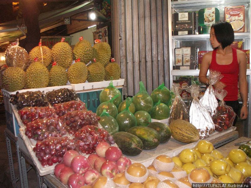 На улице продаются различные фрукты Ханой, Вьетнам