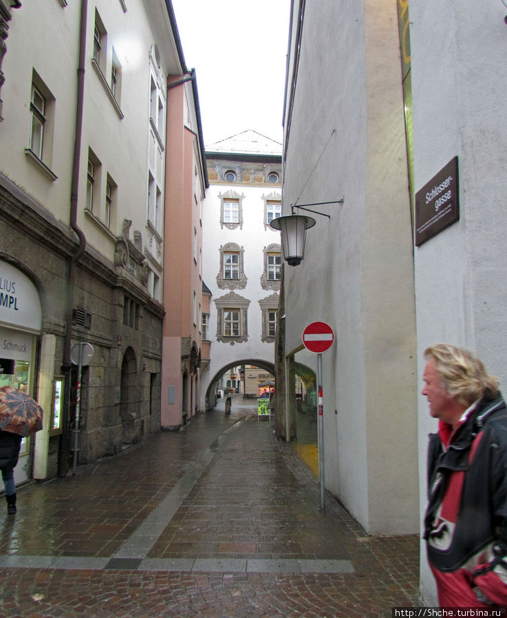вправо и влево отходят совсем узкие безлюдные улочки Инсбрук, Австрия