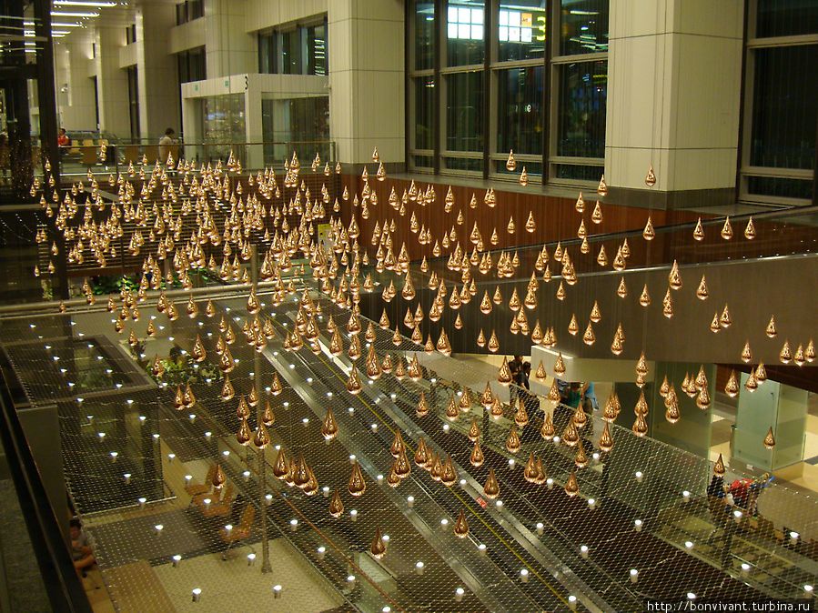 Симфония дождя в аэропорту Сингапура Сингапур (город-государство)