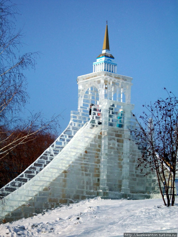 Шпиль Адмиралтейства установлен над самой высокой и крутой горкой. Новосибирск, Россия