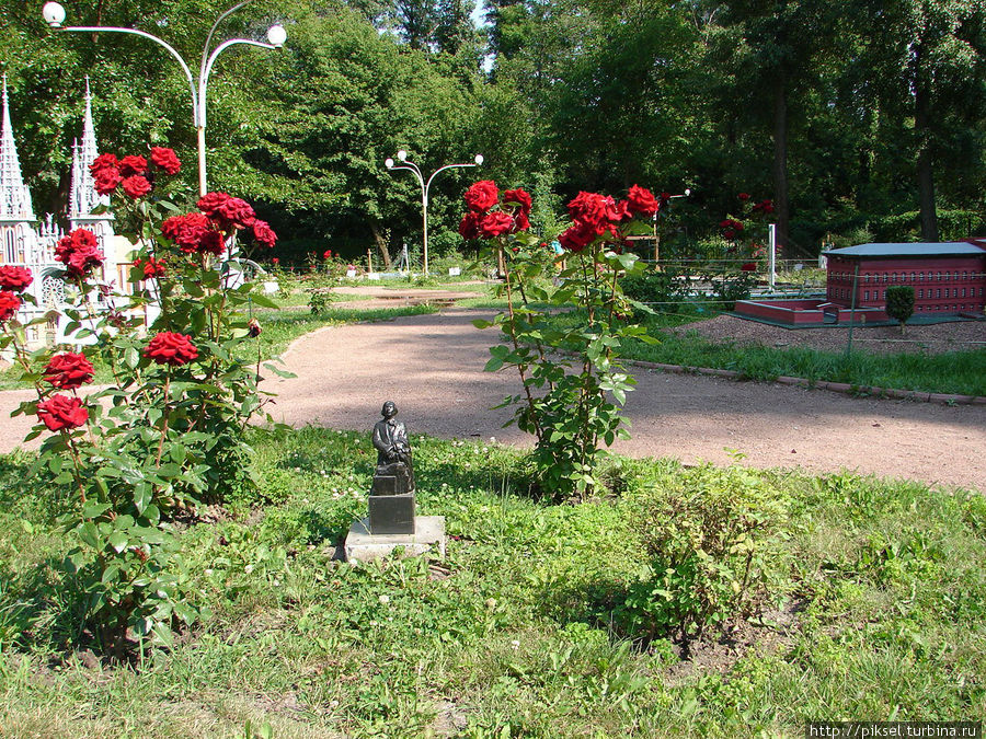 Памятник Н. В. Гоголю на левобережье (Русановка) Киев, Украина