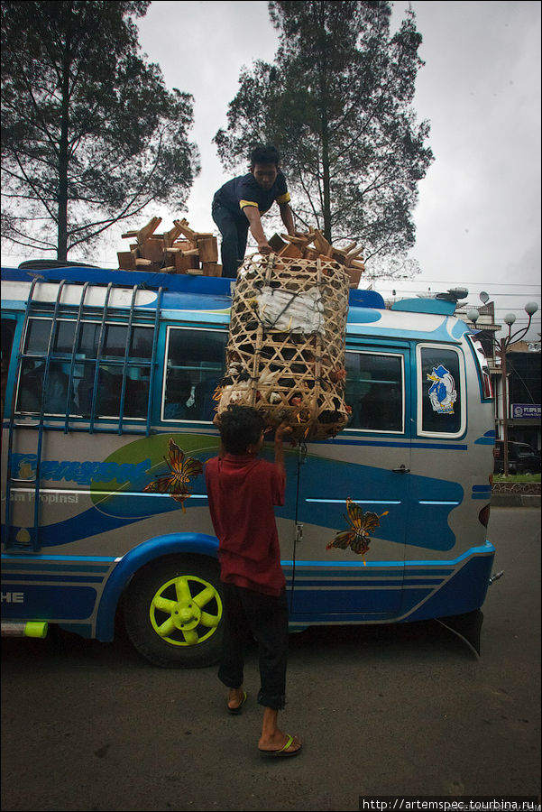 Тяжелые и объемные грузы принято перевозить на крыше автобуса. Берастаги, Индонезия