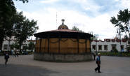 Киоск Койоакана был построен в 1900 году, сверху статуя орла на нопале. Великолепные стеклянные витражи закрыты картоном, наверное на реставрацию.
