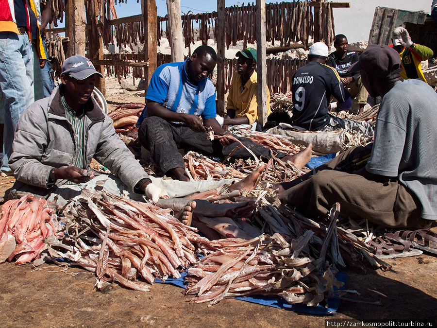 Пойманную рыбу готовят для сушки. Большинство рыбаков в Мавритании — гастарбайтеры из более южных стран Африки. Эта рыба, говорят, идет на экспорт в Испанию. Нуадибу Мавритания