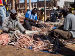 Пойманную рыбу готовят для сушки. Большинство рыбаков в Мавритании — гастарбайтеры из более южных стран Африки. Эта рыба, говорят, идет на экспорт в Испанию. Нуадибу