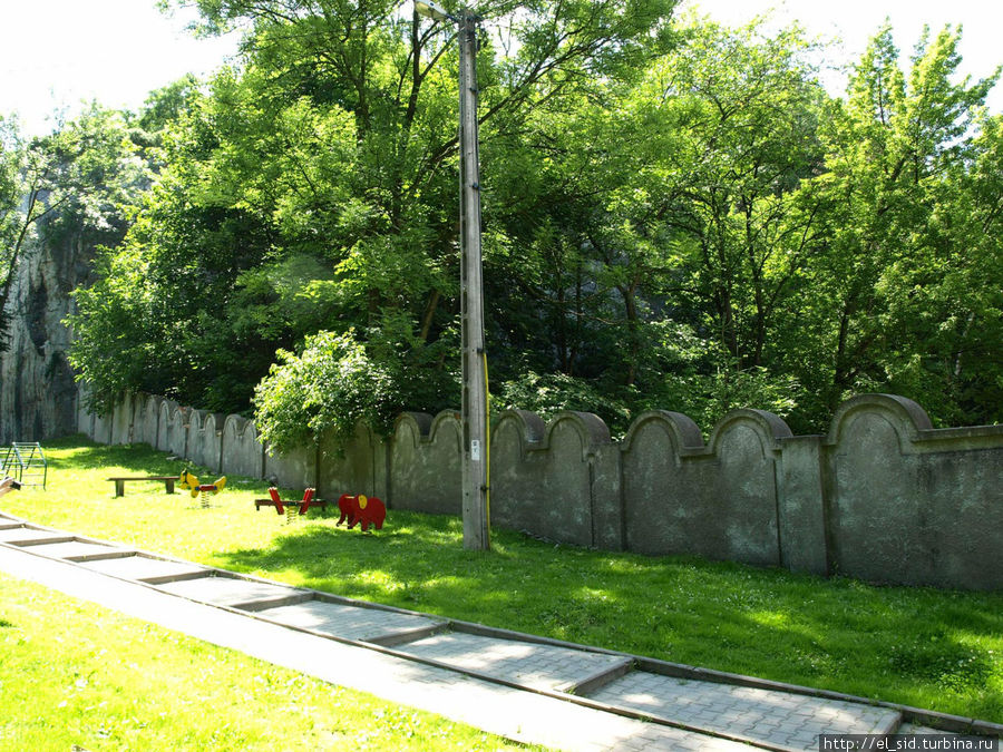 Стена, ограждавшая Краковское гетто. Выполнена в виде надгробий на еврейских кладбищах. Краков, Польша