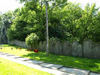 Стена, ограждавшая Краковское гетто. Выполнена в виде надгробий на еврейских кладбищах.
