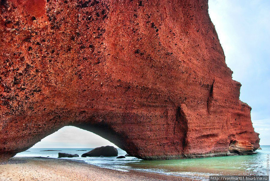 Красные арки пляжа Легзира Сиди-Ифни, Марокко