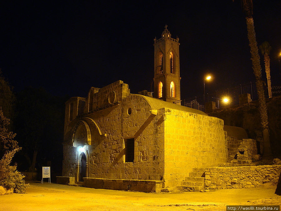 Старинная монастырская церковь в центре Айя-Напы. Айя-Напа, Кипр