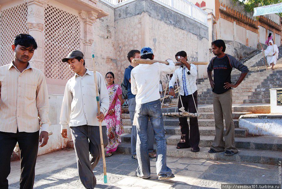 Носильщики предлагают свои услуги Палитана, Индия