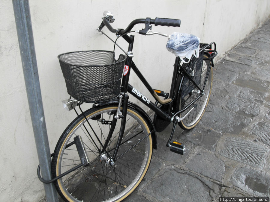 А тут на велосипеде не только герб города, но и на пакетике, укрывающем сиденье от дождя, маркером нарисован цветок. Патриоты! Флоренция, Италия
