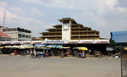 1. Городской рынок. Интересная камбоджийская архитектура.