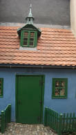 Вот такие маленькие домики на Золотой улочке построенные в 16 веке для королевских поданных
