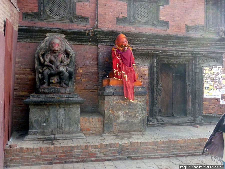 Патан. .Дворцовая площадь. Боги Нарасимха (слева ) и  Хануман.. Патан (Лалитпур), Непал