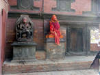 Патан. .Дворцовая площадь. Боги Нарасимха (слева ) и  Хануман..