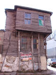 Деревянные дома в Стамбуле со временем обрастают подпорками