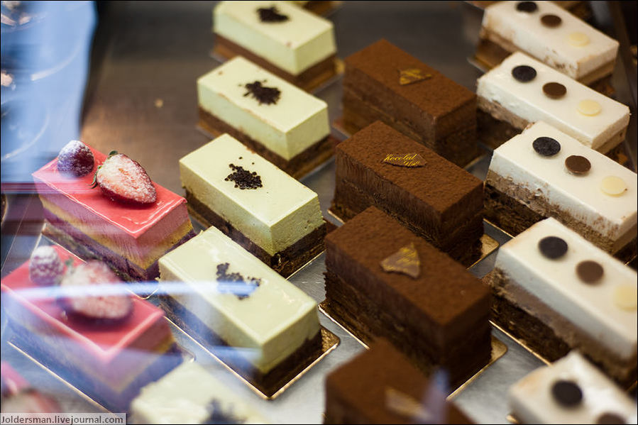 Одна из многочисленных витрин со сладостями. Небольшие кафешки и кондитерские встечаются в Париже на каждом шагу. Париж, Франция Одна из многочисленных витрин со сладостями. Небольшие кафешки и кондитерские встечаются в Париже на каждом шагу. Париж, Франция