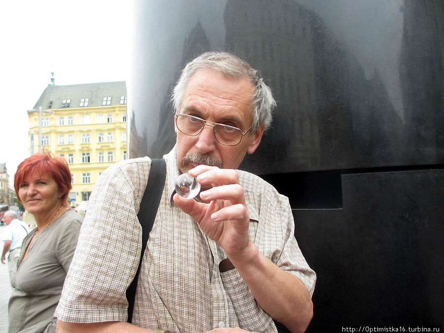 Странные часы, которые стреляют стеклянными пулями Брно, Чехия