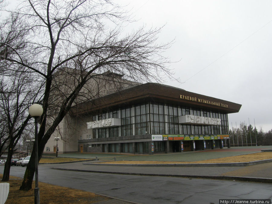 Вот впереди показался Театр Музыкальной комедии. Хабаровск, Россия
