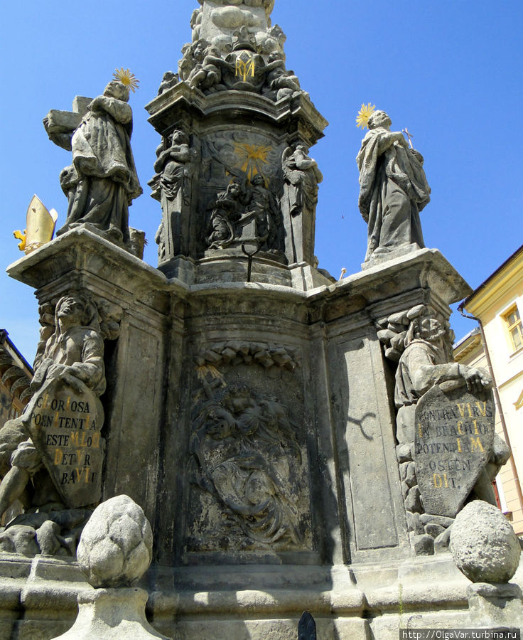 Традиционно в верхней части чумного столба находится статуя Девы Марии, другие скульптуры — это скульптуры святых.  А поскольку город считался городом рудокопов, то на столбе разместили и статую угольщика Кутна-Гора, Чехия
