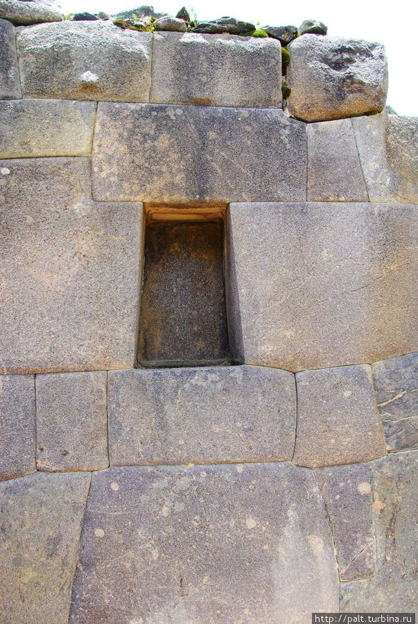 Кладка десятиоконного храма считается самой красивой в комплексе Ольянтайтамбо, Перу