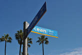 На набережных в Санта-Монике указатели пляжных цветов) Как и сами названия улиц, впрочем.
