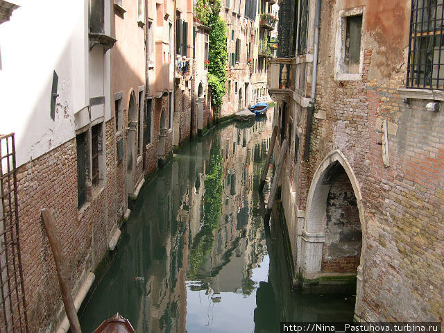 Теряется Венеция в стихах.
Дробятся в отраженьях впечатленья.
Все в этой жизни как-то впопыхах.
Венеция – другое измеренье.
П. Давыдов. Теряется Венеция в стихах.
Дробятся в отраженьях впечатленья.
Все в этой жизни как-то впопыхах.
Венеция – другое измеренье.
П. Давыдов.