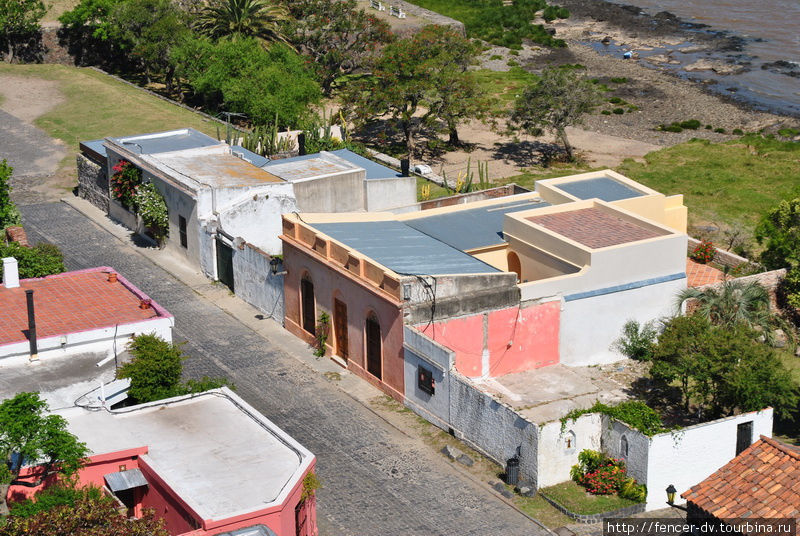 Крыши колониальных домиков застелили вполне современной жестью Колония-дель-Сакраменто, Уругвай