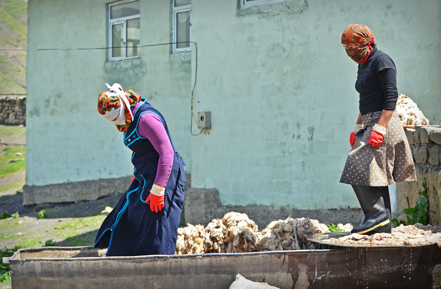 Жителям Хыналы довольно много всего приходится привозить к себе в деревушку из соседних селений — ведь огородики во дворах у них совсем маленькие да и климат не всегда позволяет добиться богатых урожаев. Но во всем остальном они стараются ни от кого не зависеть. Например, активно разводят овец, специально готовят из шерсть и ткут из них красивейшие ткани. Хыналыг, Азербайджан