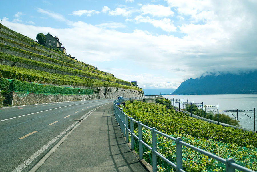 Курортов в Швейцарии полно, но на берегу Женевского озера приблизительно от Лозанны и до Монтрё их, похоже, наибольшая концентрация. Этот живописный отрезок где-то в 30км мы решили проехать на велосипедах. Предлагаем полистать наш маршрут вплоть до знаменитого замка Шийон. Кантон Во, Швейцария