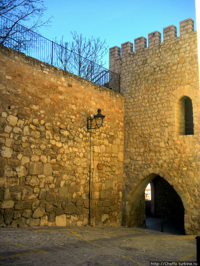 Одна из башен городской стены, проход через нее соединяет две тихие улицы Теруэль, Испания