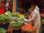 Продавец моет свой товар — овощи и фрукты на его прилавке выглядят свежими, чистыми и красивыми :-)