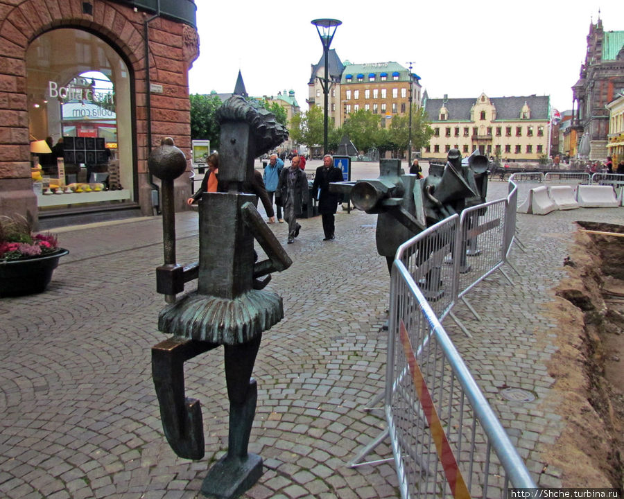Из площади на пешеходную улицу Sodergatan уходят веселые музыканты железного оркестра... Мальмё, Швеция
